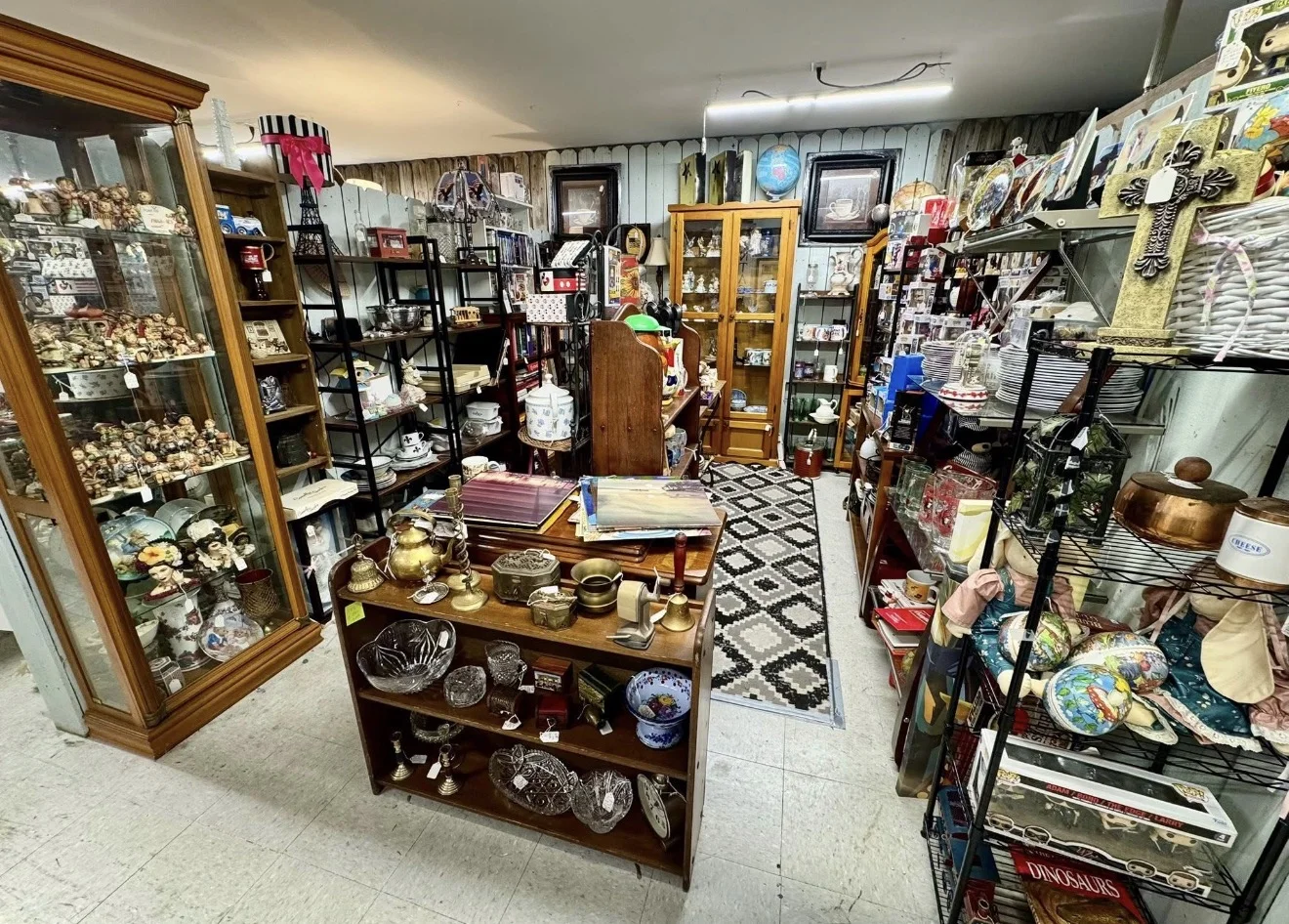Sharon’s Collectables - Image 1